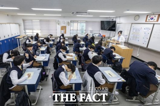 교사들은 교육기본법과 공직선거법의 '교사의 정치적 중립 의무'가 학교 현장에서 '정치·사회 현안은 언급하지도 말라'는 식의 검열로 작동하고 있다고 주장한다. 사진은 서울의 한 고등학교의 모습/더팩트 DB