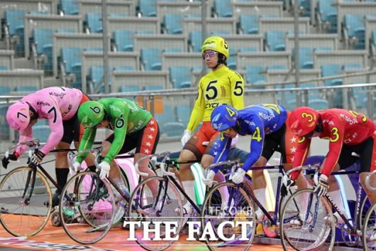 정종진(5번)이 최단기 500승 달성을 위해 출발대 위에 서 있다./국민체육진흥공단