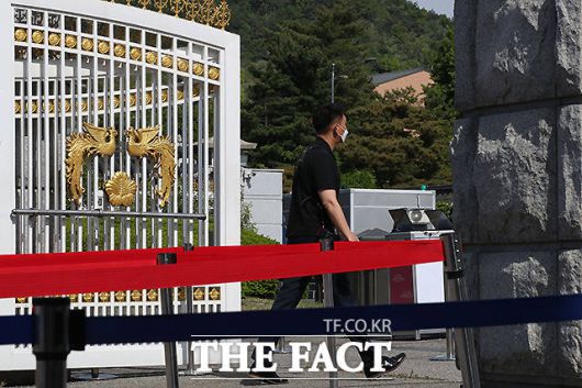 6일 문화체육관광부에 따르면 최근 들어 청와대를 찾는 발길이 급증했다. 지난해 12월 9만8150명, 올해 1월 12만3727명, 2월 8만8990명, 3월 11만7824명에 불과하던 관람객은 윤석열 전 대통령 파면 이후 조기 대선이 확정된 지난달 24만9195명으로 늘었다. /이새롬 기자