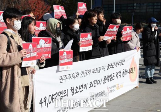 소년인권행동 아수나로 등 청소년 단체 회원들이 10일 오전 서울 종로구 광화문광장에서 윤석열 대통령 퇴진을 촉구하는 청소년 시국선언 기자회견을 하고 있다. 수영(활동명) 청소년인권행동 아수나로 활동가는 2일 "이 시국선언에 5만여명이 참여한 것을 보면, 청소년들이 정치에 관심이 없다고 말하긴 어렵다"고 말했다./뉴시스