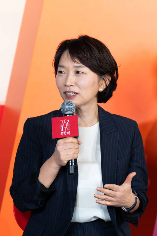 장유정 감독이 7일 오후 열린 '금주를 부탁해' 온라인 제작발표회에 참석해 "술에 집착했을 때는 그 위험성이 상당해서 짚어줄 필요가 있지 않을까 생각했다"고 밝혔다. /tvN