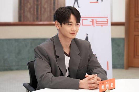 최민호는 "무궁무진하게 열려있는 연극의 세계를 경험하니까 앞으로 하고 싶은 게 많아졌다"고 의지를 내비쳤다. /SM엔터테인먼트