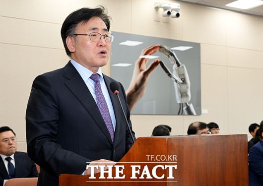 유상임 과학기술정보통신부 장관은 SK텔레콤의 유심 인증키 암호화 누락에 대해 "조금 소홀했다고 생각한다"고 밝혔다. /배정한 기자