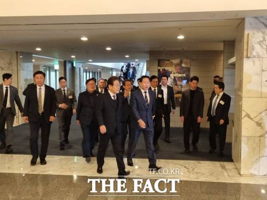 이재명 더불어민주당 대선 후보와 최태원 대한상의 회장 등 기업인들이 간담회 참석을 위해 이동하고 있다. /이성락 기자