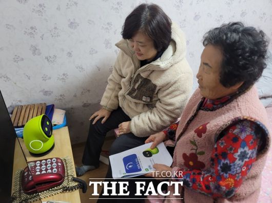 어르신에 논산시가 제공한 AI로봇 ‘다솜이’와 소통을 하고 있다. /논산시