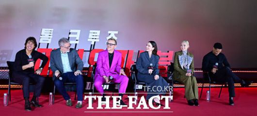 할리우드 배우 톰 크루즈와 크리스토퍼 맥쿼리 감독, 사이먼 페그, 헤일리 앳웰, 폼 클레멘티에프, 그렉 타잔 데이비스(왼쪽부터)의 '미션 임파서블8'은 오는 17일 국내 개봉한다. /이새롬 기자