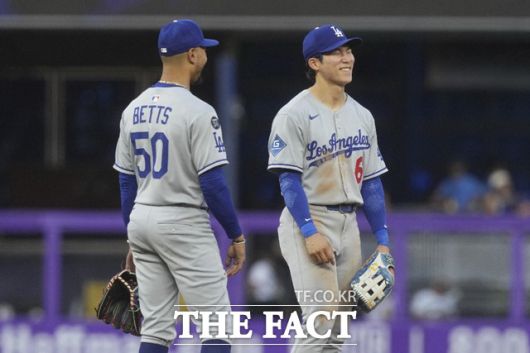 7회말 수비부터 중견수에서 2루수로 자리를 옮긴 김혜성이 대승을 거둔 후 유격수 무키 베츠와 함께 기뻐하고 있다./마이애미=AP.뉴시스