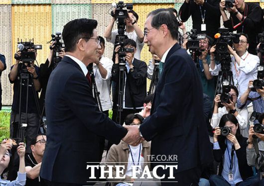 당 스스로 단일화 시너지를 감소시키면서까지 명분 없는 단일화를 밀어붙인다는 비판을 피하기 어려워 보인다. 사진은 김문수 국민의힘 대선 후보와 한덕수 무소속 예비후보가 8일 오후 서울 여의도 국회 사랑재의한 카페에서 단일화 관련 회동을 하고 있는 모습. /배정한 기자