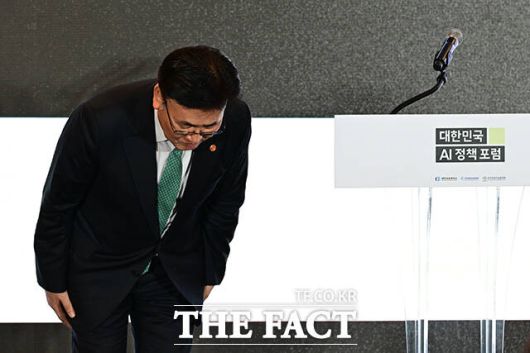 인사하는 유상임 장관.