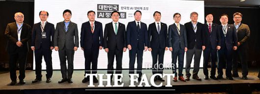 기념촬영하는 참석 내빈들.