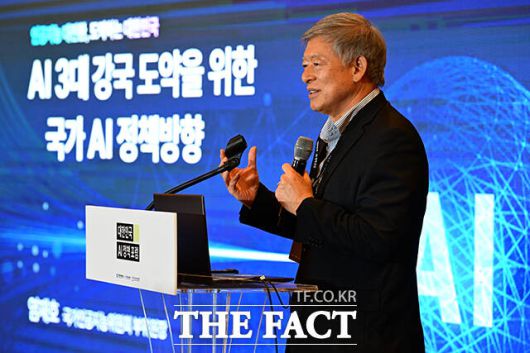 'AI 3대 강국 도약' 정책방향 발표하는 염태호 총장.