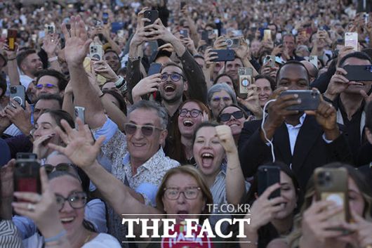 광장에 있던 사람들이 환호하고 있다.