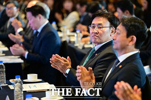 유상임 과학기술정보통신부 장관이 '대한민국 AI 정책 포럼 : 한국형 AI 생태계 조성'에 참석해 박수를 치고 있다.