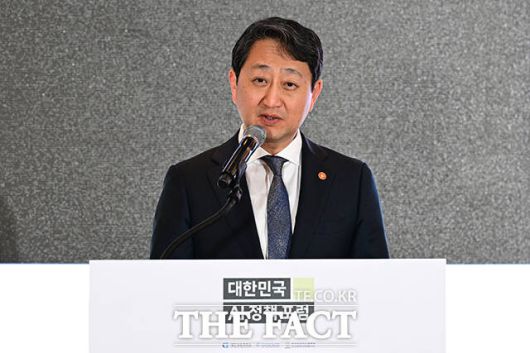 안덕근 산업통상자원부 장관이 축사를 하고 있다.