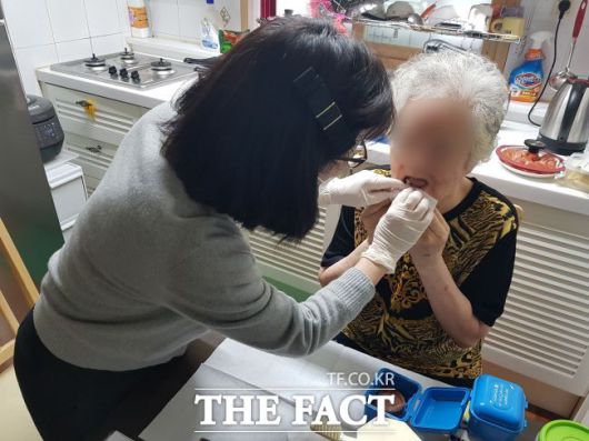 통합건강돌봄센터 치과위생사의 구강위생관리 서비스 모습 /부천시