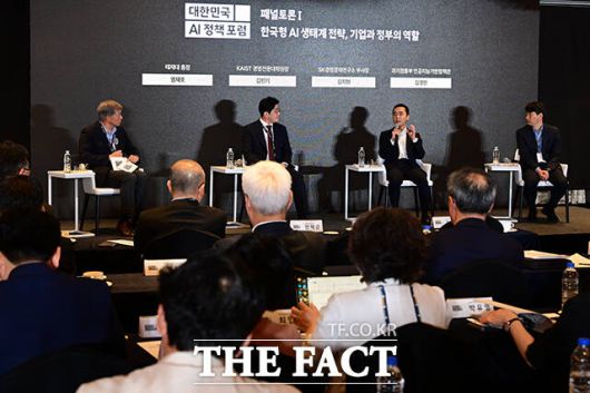 염재호 태재대 총장, 김민기 카이스트 경영전문대학원장, 김지현 SK경영경제연구소 부사장, 김경만 과기정통부 인공지능기반정책관(왼쪽부터)이 '한국형 AI 생태계 전략, 기업과 정부의 역할'을 주제로 토론하고 있다.
