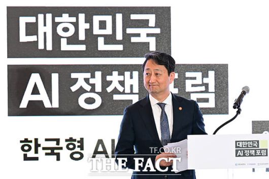 축사 마친 후 미소짓는 안덕근 장관.