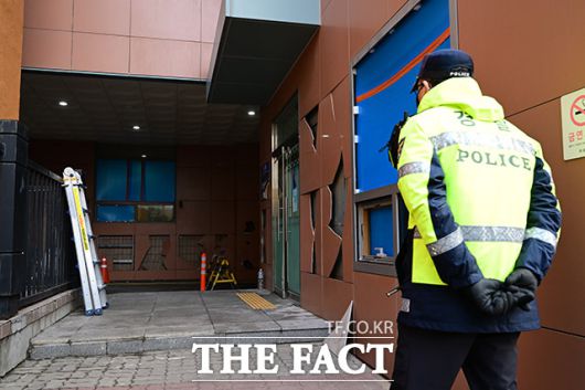 서울서부지법 형사9단독 김민정 판사는 9일 특수건조물침입 등 혐의로 구속 기소된 한모 씨의 1심 첫 공판을 진행했다. 검찰은 징역 3년을 선고해 달라고 재판부에 요청했다. /남윤호 기자