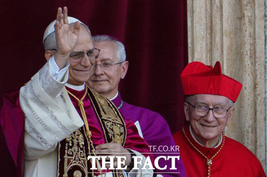 '강복의 발코니'에 모습 드러낸 '레오 14세'