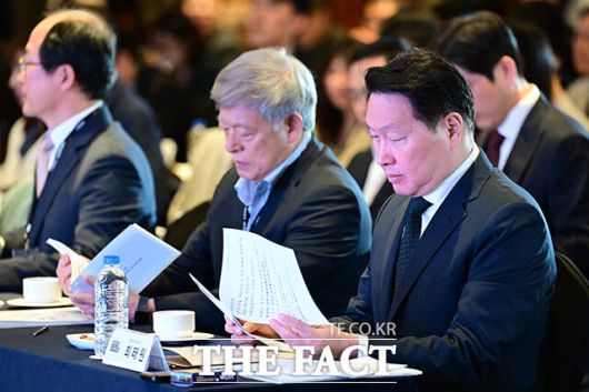 최태원 대한상공회의소 회장이 '대한민국 AI 정책 포럼 : 한국형 AI 생태계 조정'에 참석해 자료를 살펴보고 있다.