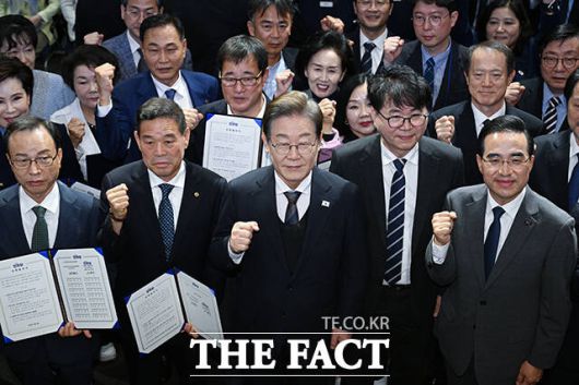 정치권에선 민주당의 이 같은 행보를 단순한 판결 비판을 넘어 본선 정국의 주도권을 확보하려는 전략적 흐름으로 해석하고 있다. 사법리스크가 가라앉은 시점에 조 대법원장에 대한 책임론을 부각하면서 사법부 전반에 대한 압박 프레임을 강화하고 있다는 분석이다. /박헌우 기자