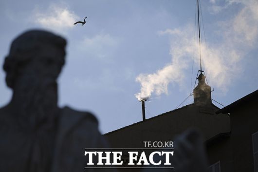 바티칸 시국 시스티나 성당 굴뚝에서 교황 선출을 알리는 흰색 연기가 피어오르고 있다.