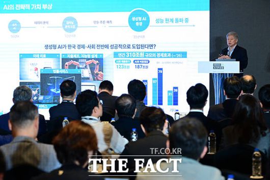 염태호 태재대 총장 겸 국가인공지능위원회 부위원장이 기조발표를 하고 있다.