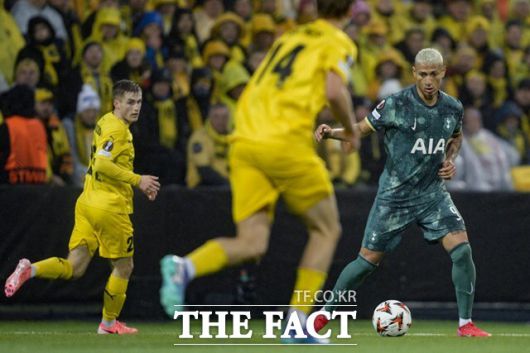 부상으로 결장한 손흥민의 포지션에 선발 출장한 토트넘의 히샬리송(오른쪽)./보되=AP.뉴시스