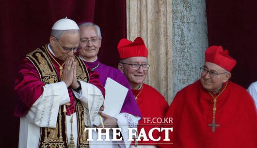 '레오 14세'가 인사를 하고 있다.