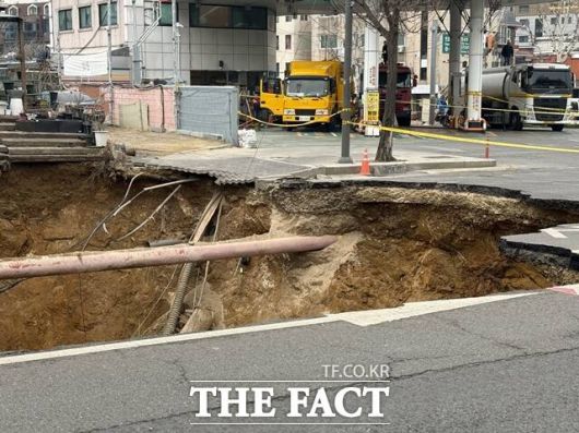 서울 강동구 대명초등학교 인근 사거리에서 '싱크홀(땅꺼짐)'이 발생한 가운데, 3월 25일 오전 현장이 통제돼 있다. /정인지 기자