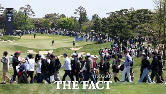 5월 4일 인천 연수구 송도 잭 니클라우스 골프클럽 코리아에서 열린 LIV 골프 코리아를 찾은 갤러리들이 선수들을 따라 이동하고 있다./인천=뉴시스
