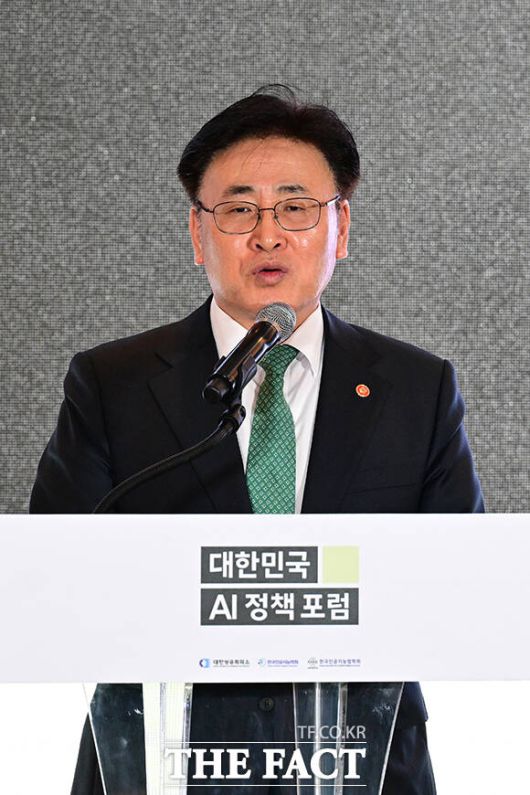 축사하는 유 장관.