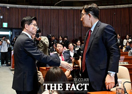 9일 국민의힘 의원총회에 참석해 인사말을 마친 뒤 떠나는 김문수 후보와 이를 말리는 권성동 원내대표. /배정한 기자