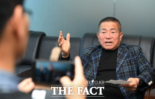 그는 생전 <더팩트>와 인터뷰에서 "좌중을 뒤집는 진짜 웃음은 품격있는 음담패설로 완성된다"는 신조를 밝히고 "평소 각종 성인 유머 시리즈를 수백권의 수첩에 정리해 둔다"고 밝히기도 했다. /이새롬 기자