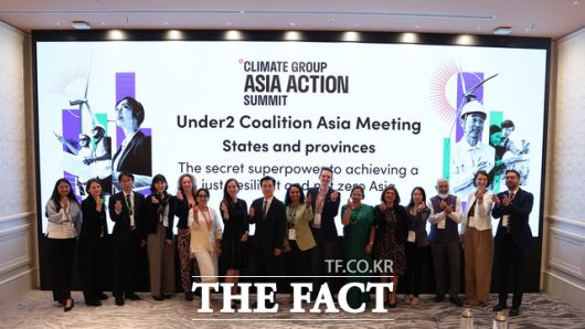 언더2연합 아시아·태평양 지역 의장으로 아시아 기후행동 정상회의 등에 참석해 탄소중립 외교를 펼친 김태흠 충남도지사가 글로벌 기후리더, 아시아 각국 기업·단체 대표 등과 기념 촬영을 하고 있다. /충남도