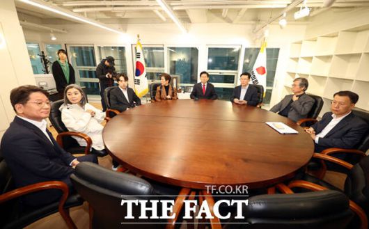 김문수 국민의힘 대선후보가 10일 오전 서울 여의도 국민의힘 중앙당사 대통령후보실에서 캠프 관계자들과 대책회의를 하고 있다. /뉴시스