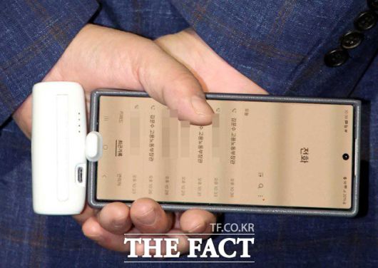 6일 오후 서울 관악구 김 후보의 자택 앞에서 단일화를 논의하기 위해 김 후보를 기다리는 권성동 국민의힘 원내대표의 휴대전화 통화 목록. 여러 차례 김 후보와 연락이 불발된 통화 목록이 눈길을 끈다. /뉴시스