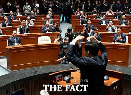 김 후보가 9일 오후 서울 여의도 국회에서 열린 의원총회에 참석해 인사말을 하며 하트 포즈를 취한 모습. /배정한 기자