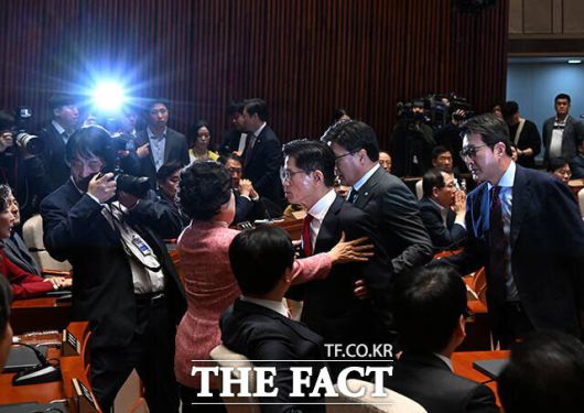 김 후보가 9일 서울 여의도 국회에서 열린 국민의힘 의원총회에서 발언을 마친 뒤 퇴장하는 가운데 조배숙 의원이 가로막는 모습. /배정한 기자