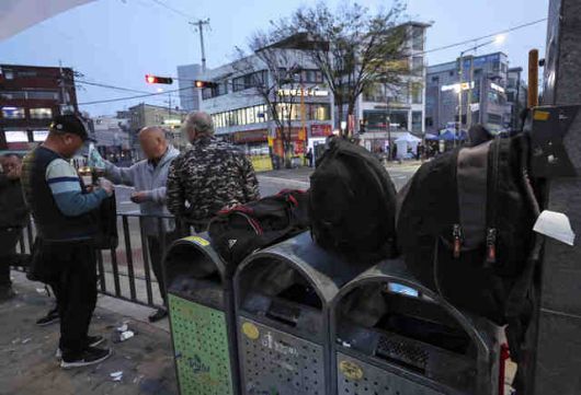 지난달 10일 새벽 서울 구로구 남구로역 인근 인력시장에서 대기하고 있는 건설 일용직 노동자들. / 뉴시스