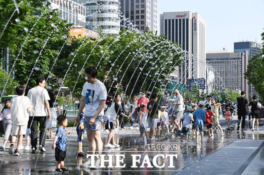 5월 평년을 밑돌던 전국 기온이 차츰 올라 13일에는 낮 최고 29도까지 오르며 초여름 날씨를 보이겠다. 15일에는 수도권과 제주 등 일부 지역에 비가 내릴 것으로 예보됐다. /장윤석 기자