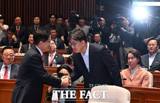 '과거는 잊고...원팀으로' 손 잡은 김문수-권성동.