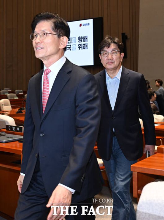 김문수 국민의힘 대선후보가 11일 오후 서울 여의도 국회에서 공개 의원총회를 마친 뒤 권성동 원내대표와 함께 이동하고 있다.