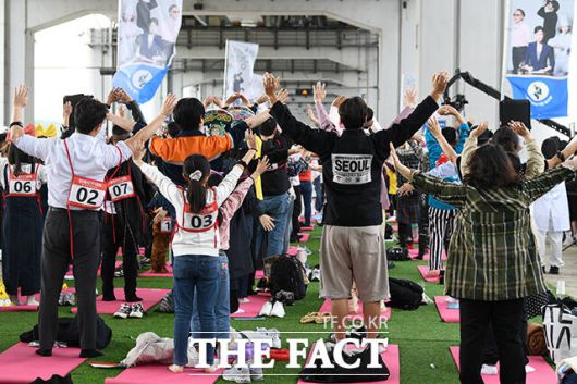 '멍때리기체조' 하는 참가자들.