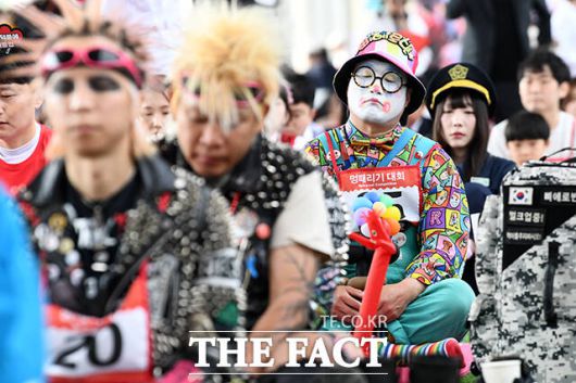 '멍 때리는 참가자들'