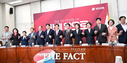 김문수 국민의힘 대선후보가 11일 오후 서울 여의도 국회에서 열린 중앙선거대책위원회 회의에 참석해 공동선대위원장 등 참석자들과 기념촬영하고 있다. /이새롬 기자