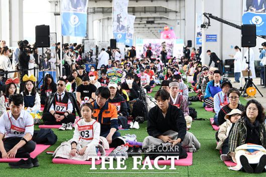 2025 한강 멍때리기 대회가 11일 오후 서울 서초구 반포한강공원 잠수교에서 열린 가운데 참가자들이 멍하니 앉아 있다. /서예원 기자