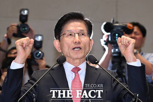 김문수 국민의힘 대선후보가 지난 11일 오후 서울 여의도 국회에서 열린 의원총회에 참석해 인사말을 하며 두 주먹을 쥐어보이고 있다. /이새롬 기자