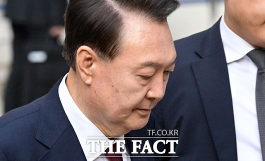 12·3 비상계엄 사태와 관련해 내란 우두머리 혐의 등으로 기소된 윤석열 전 대통령이 12일 서울 서초구 서울중앙지방법원에서 열린 3차 공판을 마친 뒤 법원을 나서고 있다. 2025.05.12 사진공동취재단