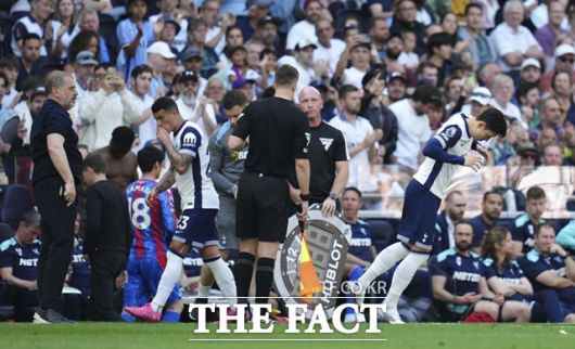 지난달 11일 아인트라흐트 프랑크푸르트전 이후 토트넘의 8경기 만에 페드로 포로와 교체 투입되고 있는 손흥민(맨 오른쪽)./런던=AP.뉴시스